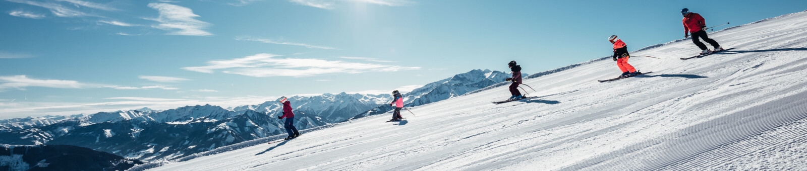     Family skiing on Schmittenhöhe, Zell am See-Kaprun 